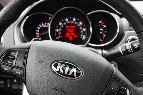 kia rio steering wheel features
