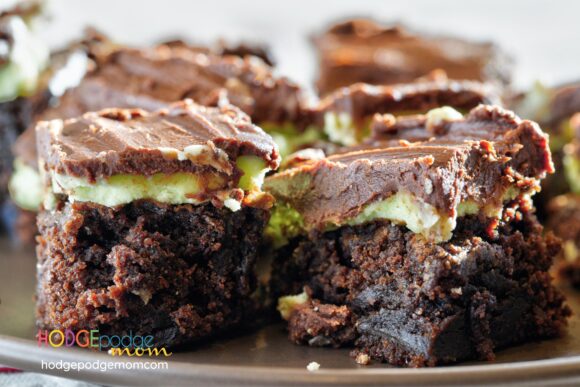 This is an easy Chocolate Mint Brownies recipe. The rich, creamy center and moist chocolate cake are topped off by a smooth chocolate topping. The green mint center gives it a Christmasy feel.